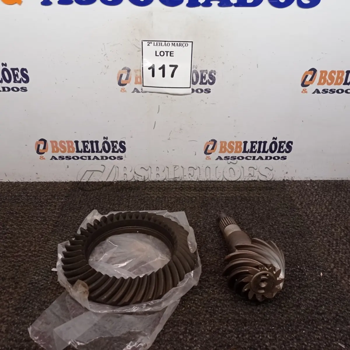 LOTE 117 - 01 COROA E 01 PINHÃO DO DIFERENCIAL DANA SUPER 44 41X113, 73 SPICER.  (NO ESTADO) ATENÇÃO! FAZER A VISITAÇÃO ANTES DE ARREMATAR, NÃO SABEMOS SE FUNCIONA. LEILÃO NÃO TEM GARANTIA E NEM DEVOLUÇÃO, SUJEITO A POSSÍVEIS AVARIAS VISÍVEIS/OCULTAS E/OU AUSÊNCIA DE COMPONENTES.