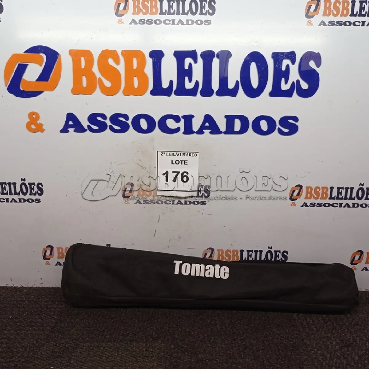 LOTE 176 - 01 TRIPÉ PARA CÂMERA TOMATE MTG-3016. (NO ESTADO) ATENÇÃO! FAZER A VISITAÇÃO ANTES DE ARREMATAR, NÃO SABEMOS SE FUNCIONA. LEILÃO NÃO TEM GARANTIA E NEM DEVOLUÇÃO, SUJEITO A POSSÍVEIS AVARIAS VISÍVEIS/OCULTAS E/OU AUSÊNCIA DE COMPONENTES.