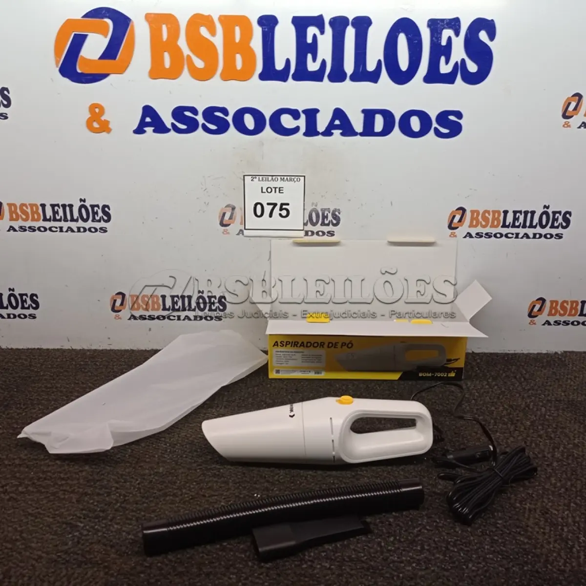 LOTE 075 - 01 ASPIRADOR DE PÓ PORTÁTIL BOMVINK. (NO ESTADO) ATENÇÃO! FAZER A VISITAÇÃO ANTES DE ARREMATAR, NÃO SABEMOS SE FUNCIONA. LEILÃO NÃO TEM GARANTIA E NEM DEVOLUÇÃO, SUJEITO A POSSÍVEIS AVARIAS VISÍVEIS/OCULTAS E/OU AUSÊNCIA DE COMPONENTES.