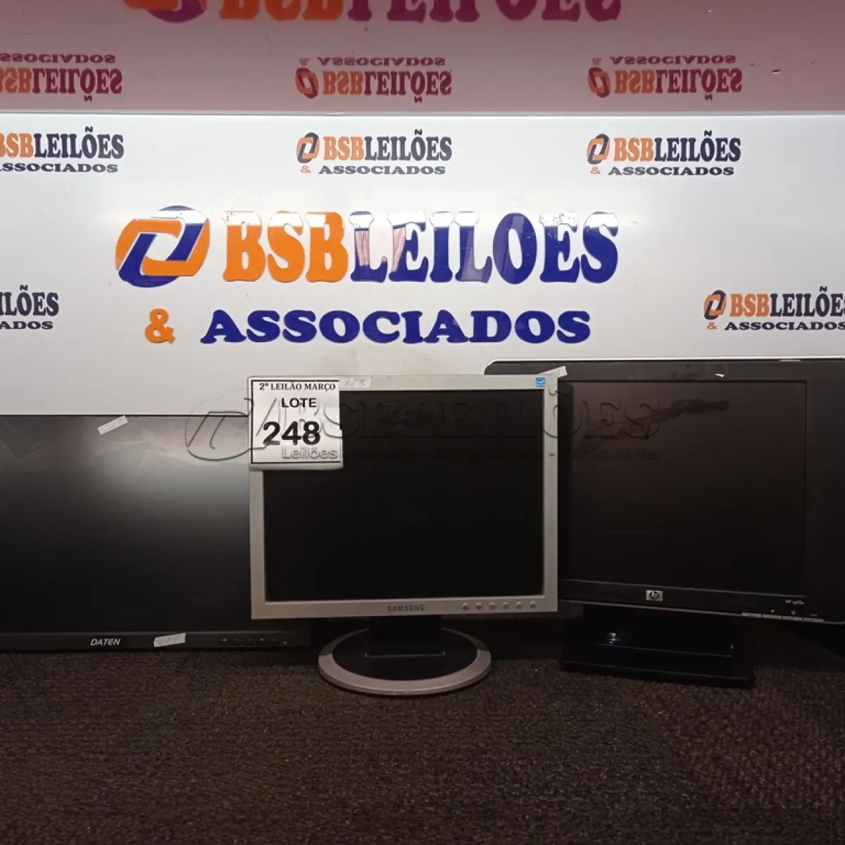 LOTE 248 - 05 MONITORES DIVERSOS. (NO ESTADO) ATENÇÃO! FAZER A VISITAÇÃO ANTES DE ARREMATAR, NÃO SABEMOS SE FUNCIONA. LEILÃO NÃO TEM GARANTIA E NEM DEVOLUÇÃO, SUJEITO A POSSÍVEIS AVARIAS VISÍVEIS/OCULTAS E/OU AUSÊNCIA DE COMPONENTES.