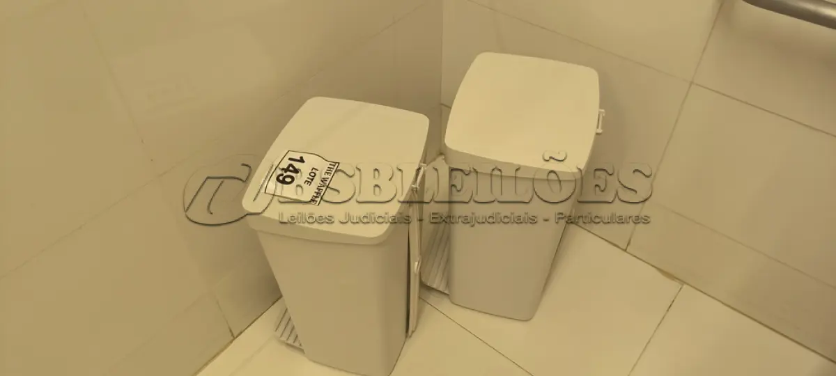 LOTE 149 - 02 LIXEIRAS COM PEDAL PARA BANHEIRO. (NO ESTADO) ATENÇÃO! FAZER A VISITAÇÃO ANTES DE ARREMATAR, NÃO SABEMOS SE FUNCIONA. LEILÃO NÃO TEM GARANTIA E NEM DEVOLUÇÃO, SUJEITO A POSSÍVEIS AVARIAS VISÍVEIS/OCULTAS E/OU AUSÊNCIA DE COMPONENTES.