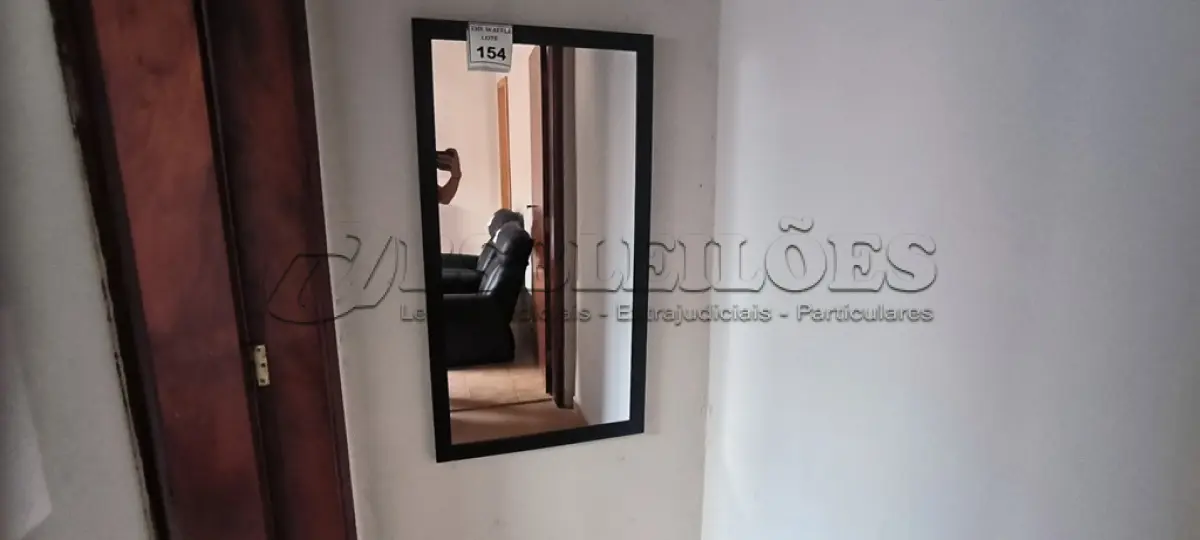 LOTE 154 - 01 ESPELHO GRANDE. (NO ESTADO) ATENÇÃO! FAZER A VISITAÇÃO ANTES DE ARREMATAR, NÃO SABEMOS SE FUNCIONA. LEILÃO NÃO TEM GARANTIA E NEM DEVOLUÇÃO, SUJEITO A POSSÍVEIS AVARIAS VISÍVEIS/OCULTAS E/OU AUSÊNCIA DE COMPONENTES.