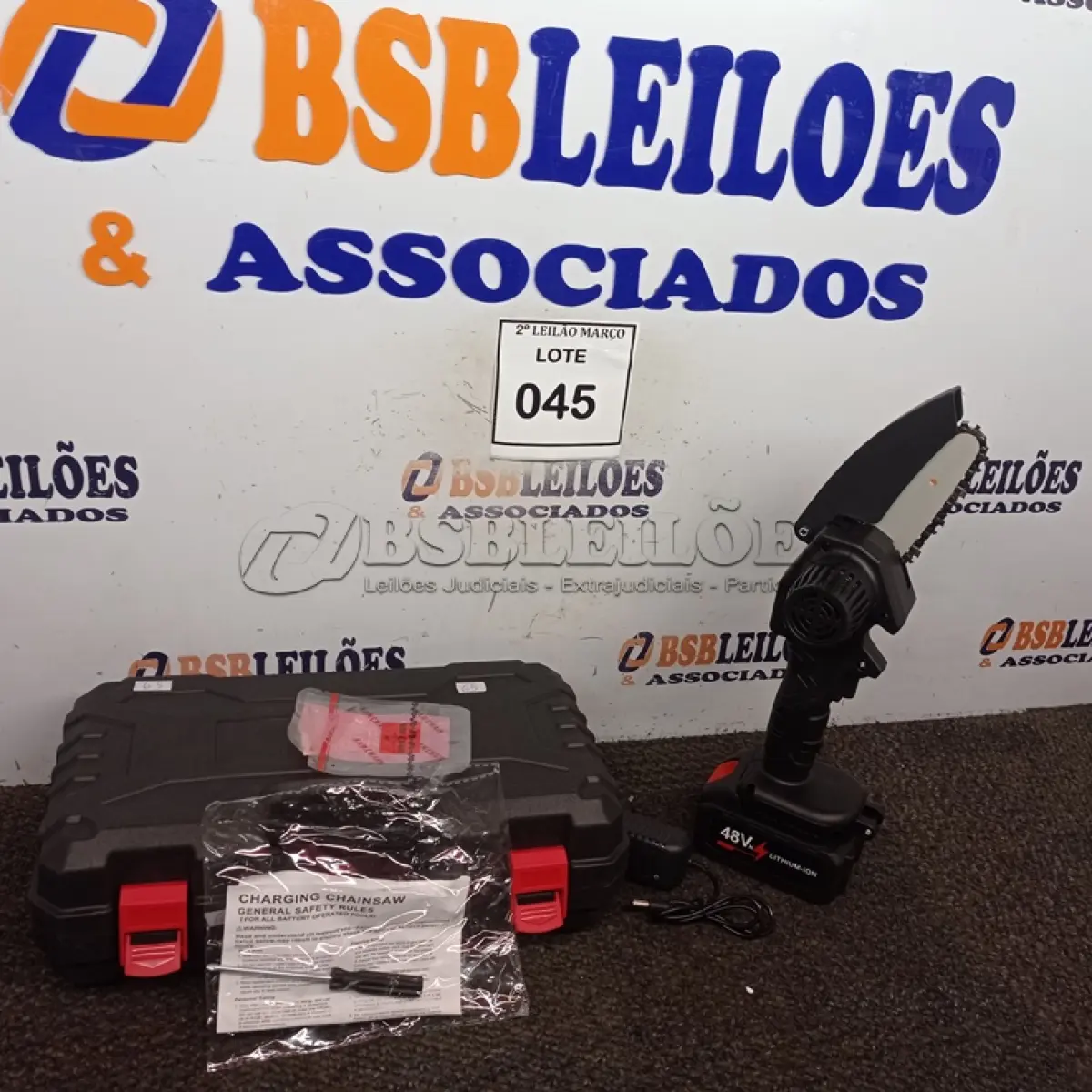 LOTE 045 - 01 MINI MOTOSSERRA ELÉTRICA A BATERIA.  (NO ESTADO) ATENÇÃO! FAZER A VISITAÇÃO ANTES DE ARREMATAR, NÃO SABEMOS SE FUNCIONA. LEILÃO NÃO TEM GARANTIA E NEM DEVOLUÇÃO, SUJEITO A POSSÍVEIS AVARIAS VISÍVEIS/OCULTAS E/OU AUSÊNCIA DE COMPONENTES.
