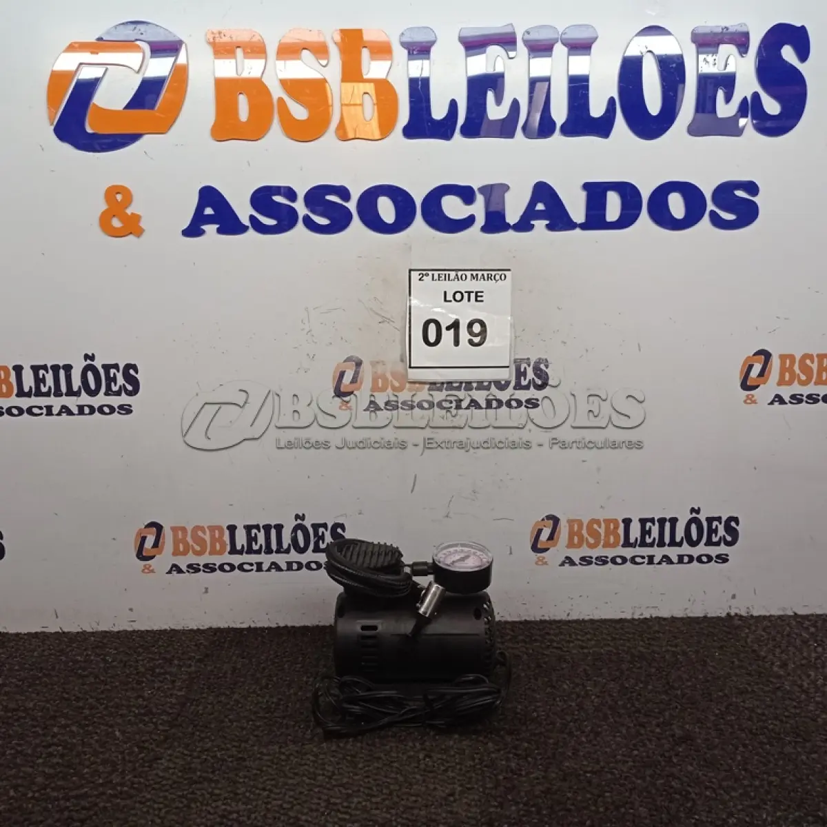 LOTE 019 - 01 AIR COMPRESSOR DC12V. (NOVO) (NO ESTADO) ATENÇÃO! FAZER A VISITAÇÃO ANTES DE ARREMATAR, NÃO SABEMOS SE FUNCIONA. LEILÃO NÃO TEM GARANTIA E NEM DEVOLUÇÃO, SUJEITO A POSSÍVEIS AVARIAS VISÍVEIS/OCULTAS E/OU AUSÊNCIA DE COMPONENTES.