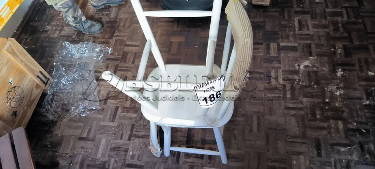 LOTE 186 - 02 CADEIRAS EM MADEIRA BRANCA (NOVO). (NO ESTADO) ATENÇÃO! FAZER A VISITAÇÃO ANTES DE ARREMATAR, NÃO SABEMOS SE FUNCIONA. LEILÃO NÃO TEM GARANTIA E NEM DEVOLUÇÃO, SUJEITO A POSSÍVEIS AVARIAS VISÍVEIS/OCULTAS E/OU AUSÊNCIA DE COMPONENTES.