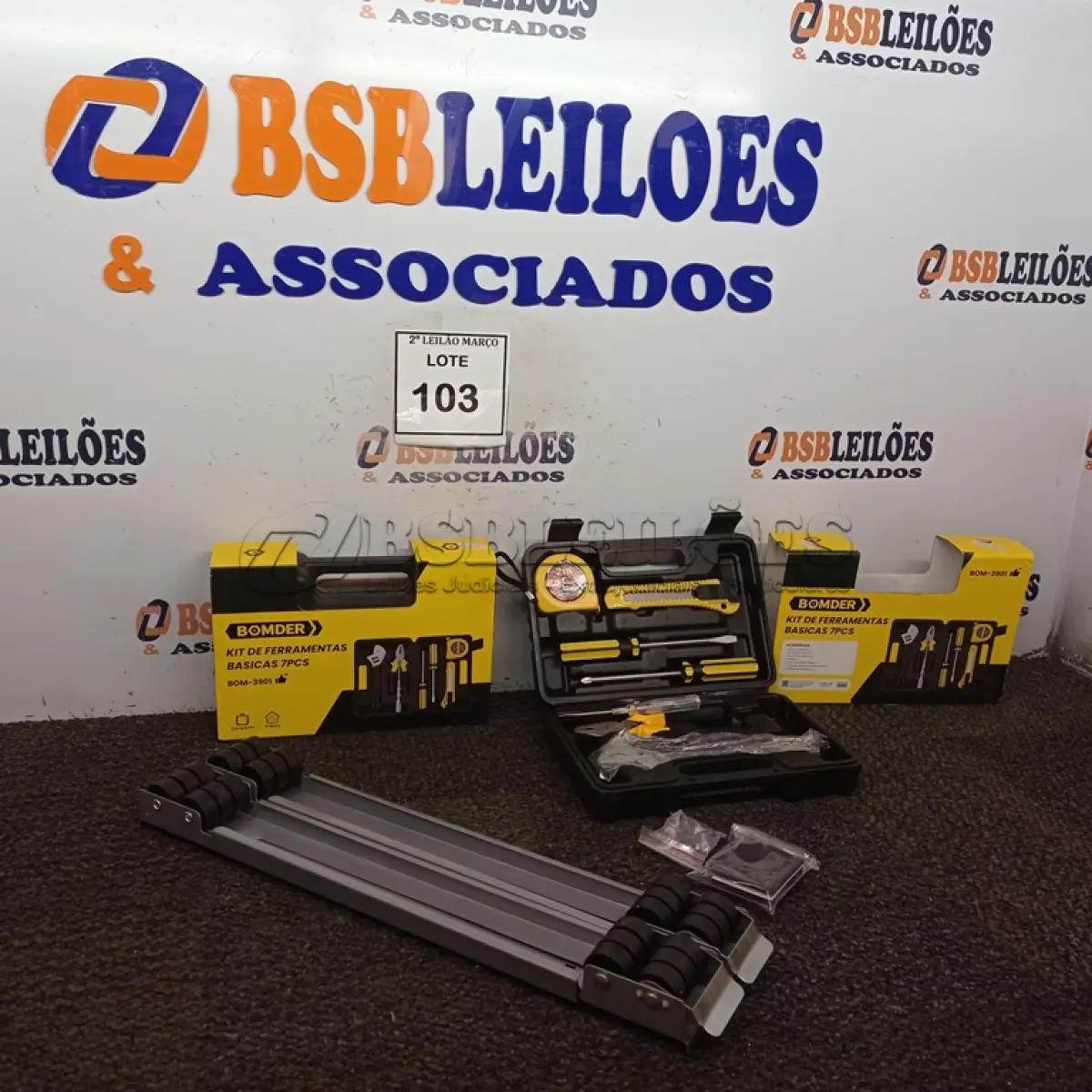 LOTE 103 - 02 KITS DE FERRAMENTAS E 01 SUPORTE COM RODINHAS. (NO ESTADO) ATENÇÃO! FAZER A VISITAÇÃO ANTES DE ARREMATAR, NÃO SABEMOS SE FUNCIONA. LEILÃO NÃO TEM GARANTIA E NEM DEVOLUÇÃO, SUJEITO A POSSÍVEIS AVARIAS VISÍVEIS/OCULTAS E/OU AUSÊNCIA DE COMPONENTES.