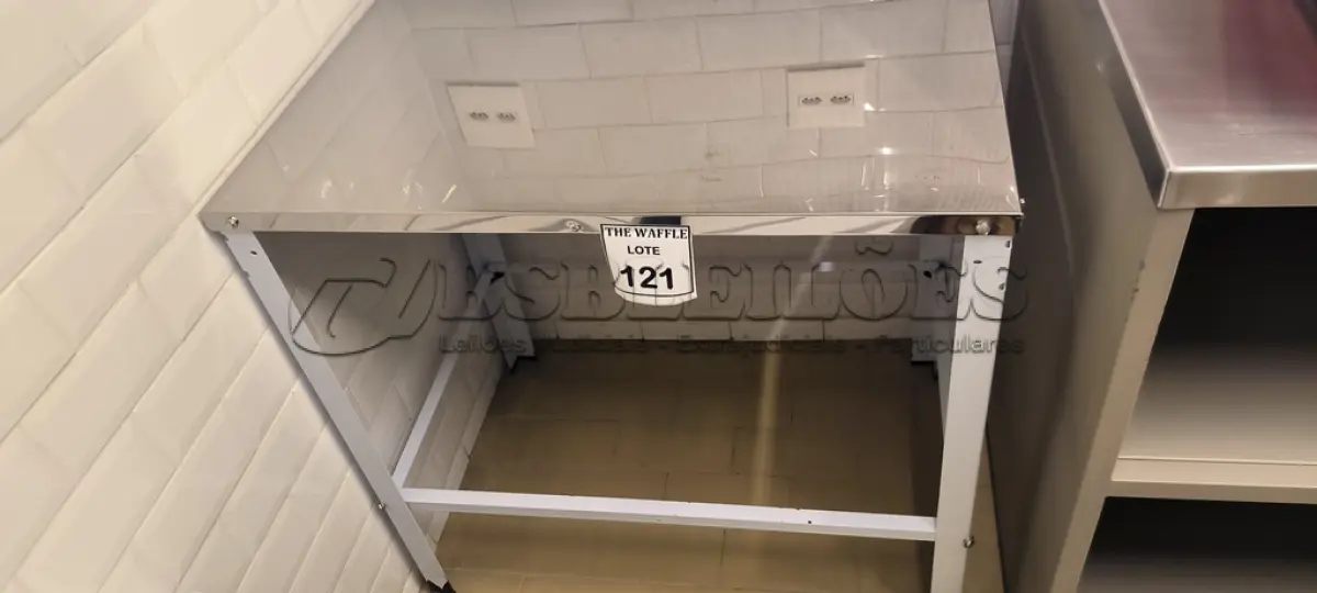 LOTE 121 - 01 MESA ALTA. (NO ESTADO) ATENÇÃO! FAZER A VISITAÇÃO ANTES DE ARREMATAR, NÃO SABEMOS SE FUNCIONA. LEILÃO NÃO TEM GARANTIA E NEM DEVOLUÇÃO, SUJEITO A POSSÍVEIS AVARIAS VISÍVEIS/OCULTAS E/OU AUSÊNCIA DE COMPONENTES.