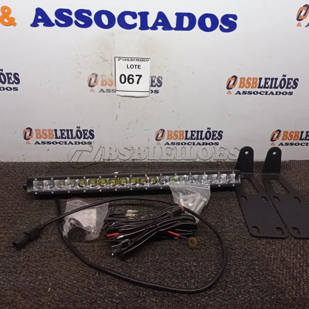 LOTE 067 - 01 BARRA DE LED 20 DODGE RAM 2500.  (NO ESTADO) ATENÇÃO! FAZER A VISITAÇÃO ANTES DE ARREMATAR, NÃO SABEMOS SE FUNCIONA. LEILÃO NÃO TEM GARANTIA E NEM DEVOLUÇÃO, SUJEITO A POSSÍVEIS AVARIAS VISÍVEIS/OCULTAS E/OU AUSÊNCIA DE COMPONENTES.