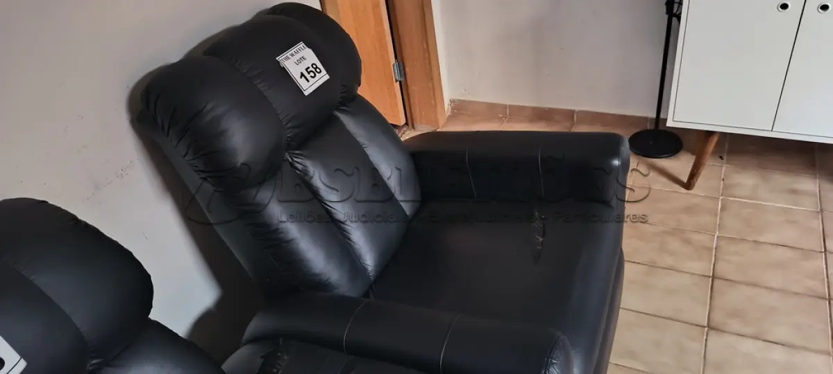 LOTE 158 - 01 POLTRONA EM CORINHO PRETO. (NO ESTADO) ATENÇÃO! FAZER A VISITAÇÃO ANTES DE ARREMATAR, NÃO SABEMOS SE FUNCIONA. LEILÃO NÃO TEM GARANTIA E NEM DEVOLUÇÃO, SUJEITO A POSSÍVEIS AVARIAS VISÍVEIS/OCULTAS E/OU AUSÊNCIA DE COMPONENTES.
