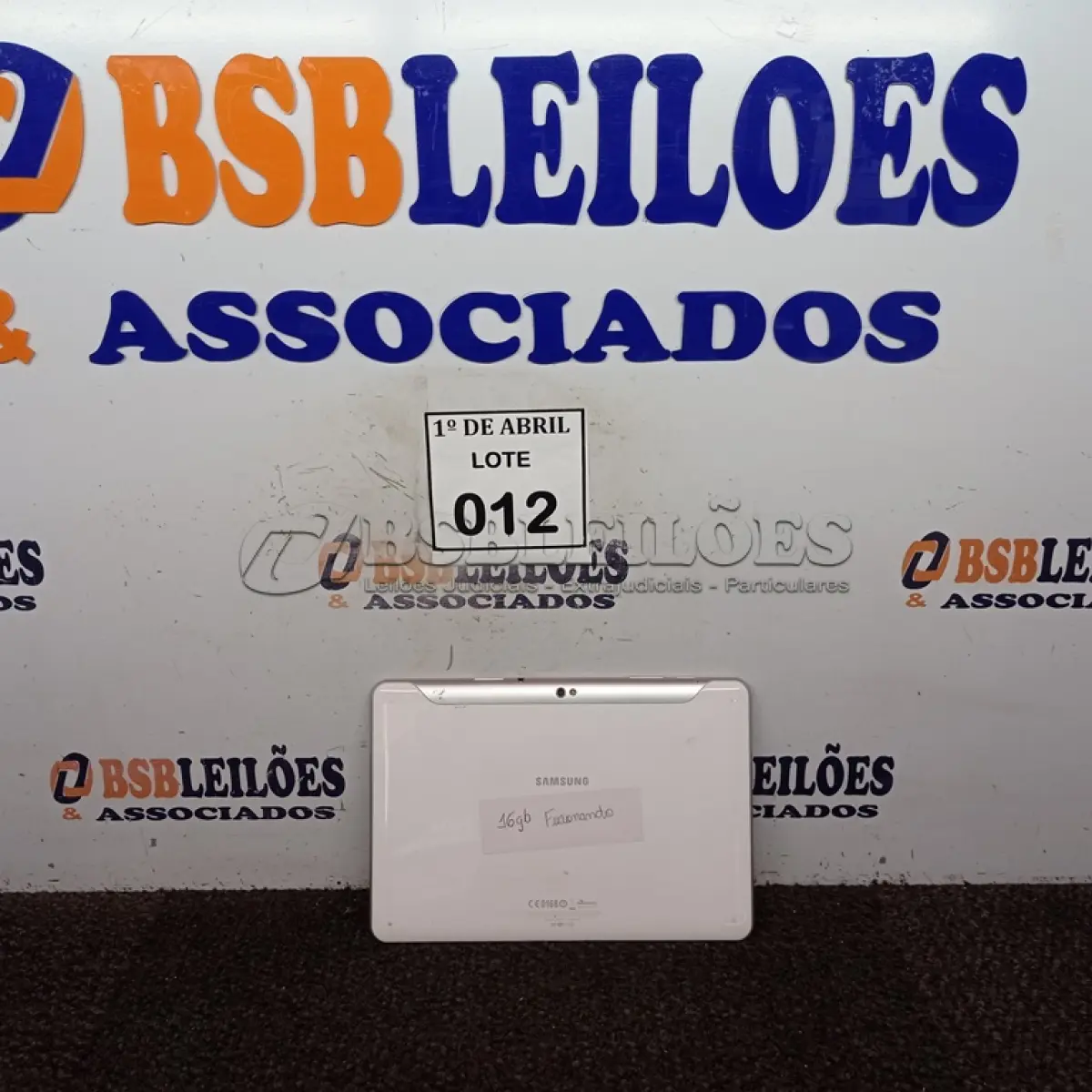 LOTE 012 - 01 TABLET SAMSUNG. (NO ESTADO) ATENÇÃO! FAZER A VISITAÇÃO ANTES DE ARREMATAR, NÃO SABEMOS SE FUNCIONA. LEILÃO NÃO TEM GARANTIA E NEM DEVOLUÇÃO, SUJEITO A POSSÍVEIS AVARIAS VISÍVEIS/OCULTAS E/OU AUSÊNCIA DE COMPONENTES.