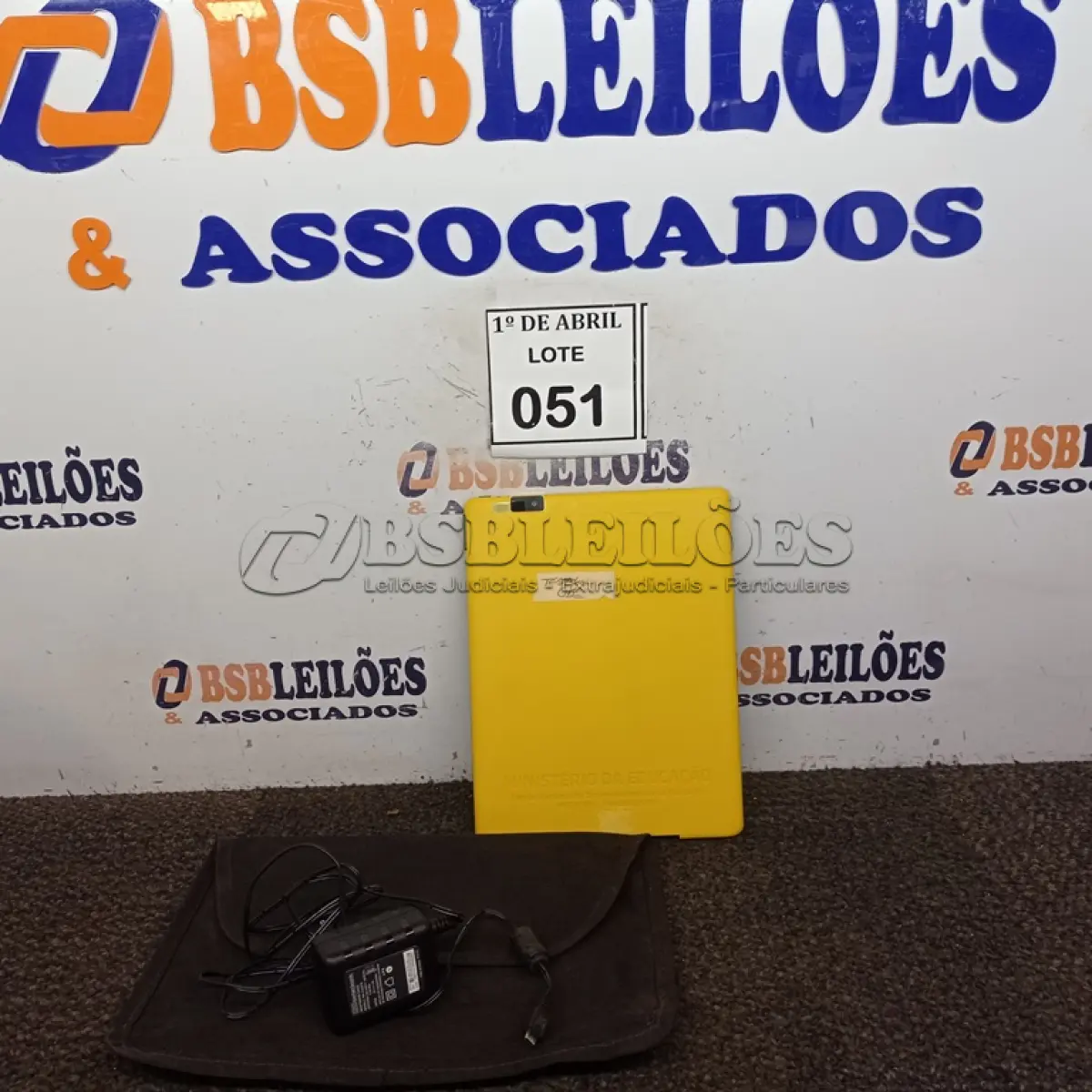 LOTE 051 - 01 TABLET POSITIVO COM BOLSA E CARREGADOR. (NO ESTADO) ATENÇÃO! FAZER A VISITAÇÃO ANTES DE ARREMATAR, NÃO SABEMOS SE FUNCIONA. LEILÃO NÃO TEM GARANTIA E NEM DEVOLUÇÃO, SUJEITO A POSSÍVEIS AVARIAS VISÍVEIS/OCULTAS E/OU AUSÊNCIA DE COMPONENTES.