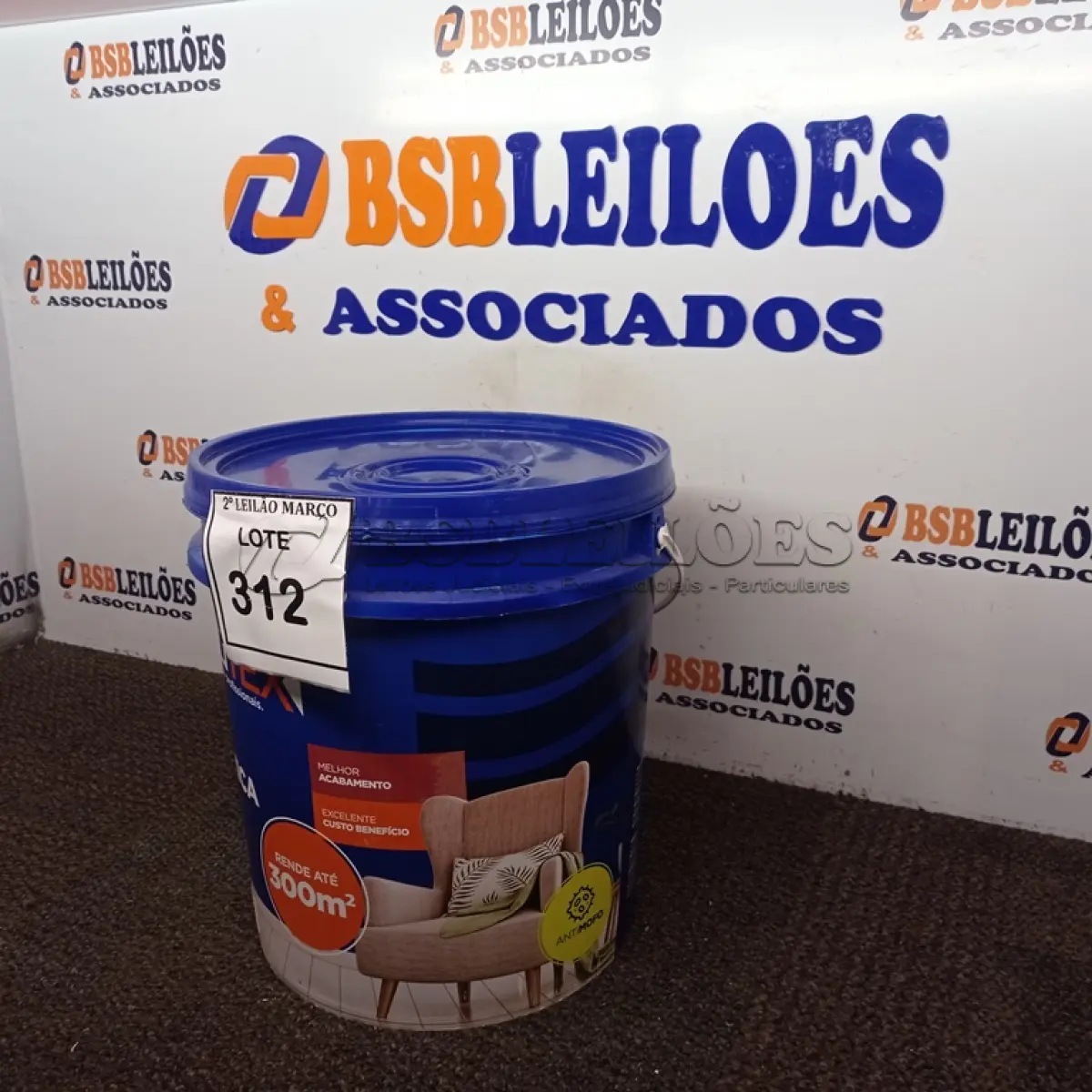 LOTE 312 - 01 BALDE DE TINTA 18L QUALITEX NA COR PÉROLA. (NO ESTADO) ATENÇÃO! FAZER A VISITAÇÃO ANTES DE ARREMATAR, NÃO SABEMOS SE FUNCIONA. LEILÃO NÃO TEM GARANTIA E NEM DEVOLUÇÃO, SUJEITO A POSSÍVEIS AVARIAS VISÍVEIS/OCULTAS E/OU AUSÊNCIA DE COMPONENTES.