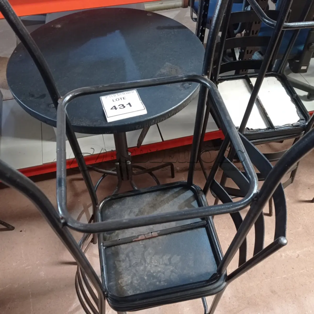 LOTE 431 - 01 MESA BISTRÔ REDONDA COM 4 BANQUETAS ALTA. (NO ESTADO) ATENÇÃO! FAZER A VISITAÇÃO ANTES DE ARREMATAR, NÃO SABEMOS SE FUNCIONA. LEILÃO NÃO TEM GARANTIA E NEM DEVOLUÇÃO, SUJEITO A POSSÍVEIS AVARIAS VISÍVEIS/OCULTAS E/OU AUSÊNCIA DE COMPONENTES.