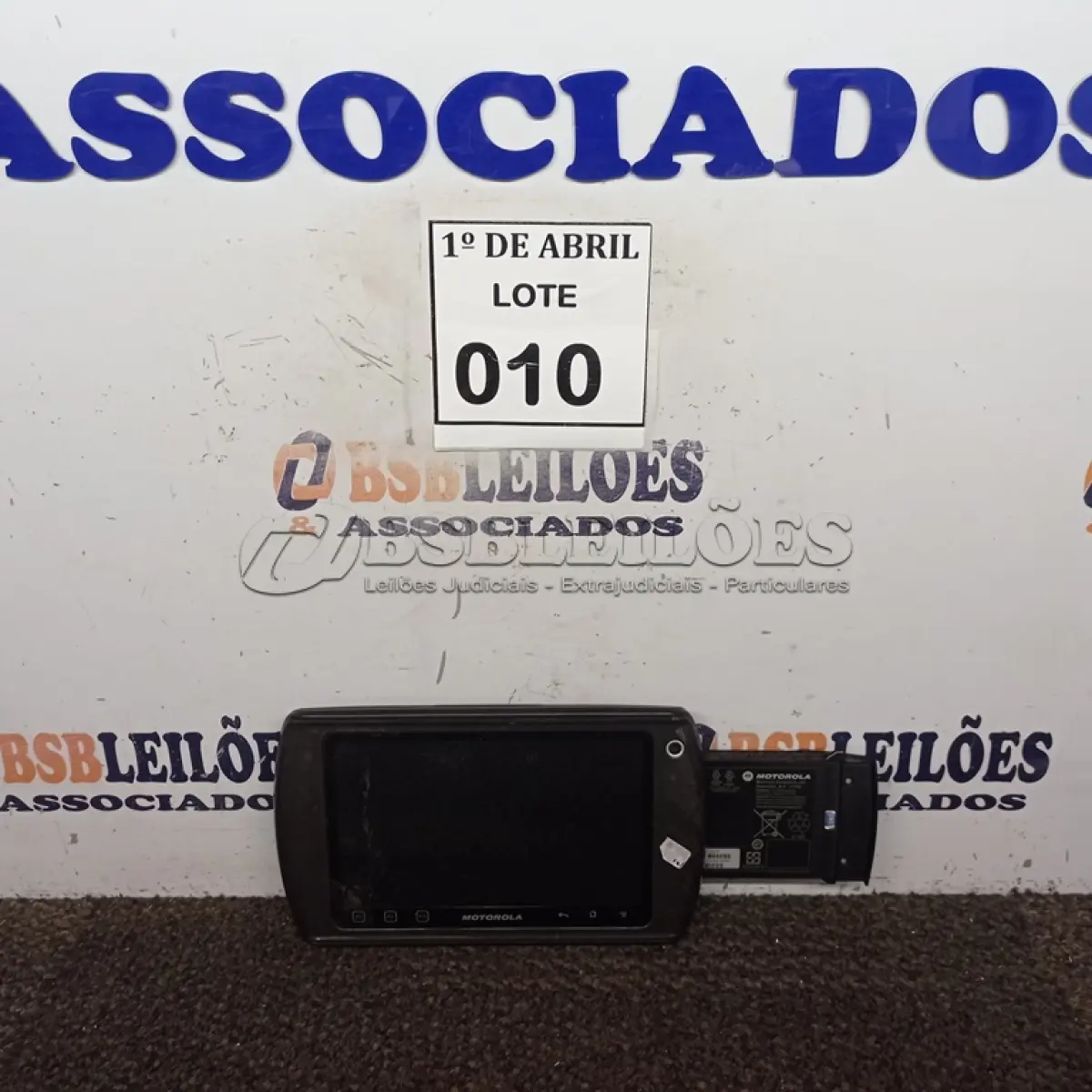 LOTE 010 - 01 TABLET MARCA MOTOROLA MODELO ET1 S/CARREGADOR. (NO ESTADO) ATENÇÃO! FAZER A VISITAÇÃO ANTES DE ARREMATAR, NÃO SABEMOS SE FUNCIONA. LEILÃO NÃO TEM GARANTIA E NEM DEVOLUÇÃO, SUJEITO A POSSÍVEIS AVARIAS VISÍVEIS/OCULTAS E/OU AUSÊNCIA DE COMPONENTES.