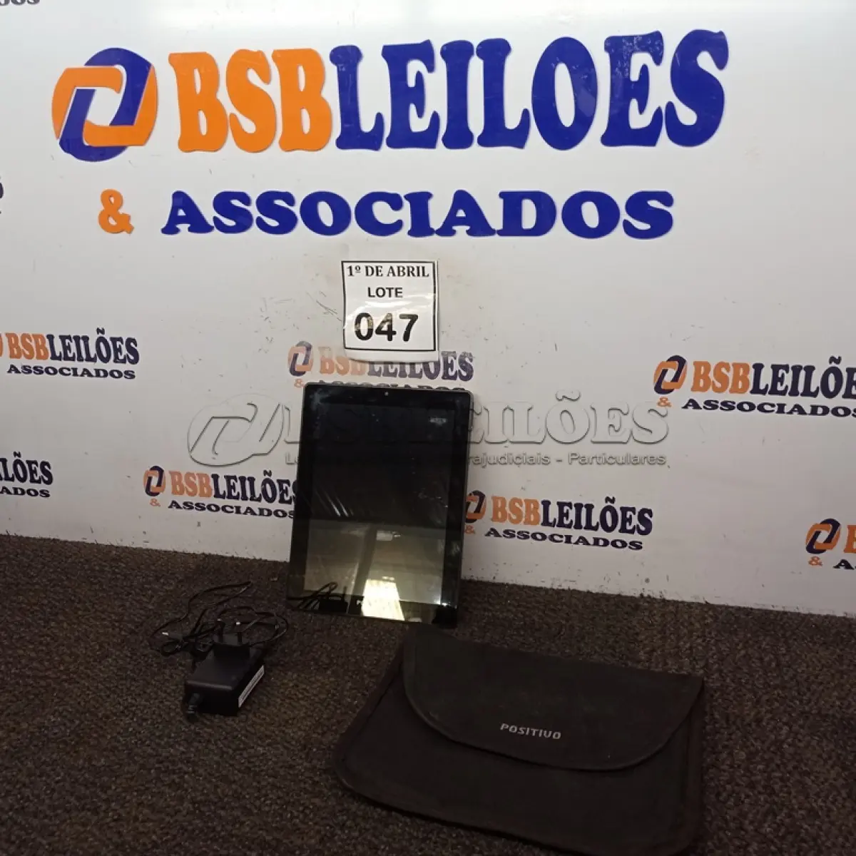 LOTE 047 - 01 TABLET POSITIVO COM CARREGADOR E BOLSA. (NO ESTADO) ATENÇÃO! FAZER A VISITAÇÃO ANTES DE ARREMATAR, NÃO SABEMOS SE FUNCIONA. LEILÃO NÃO TEM GARANTIA E NEM DEVOLUÇÃO, SUJEITO A POSSÍVEIS AVARIAS VISÍVEIS/OCULTAS E/OU AUSÊNCIA DE COMPONENTES.