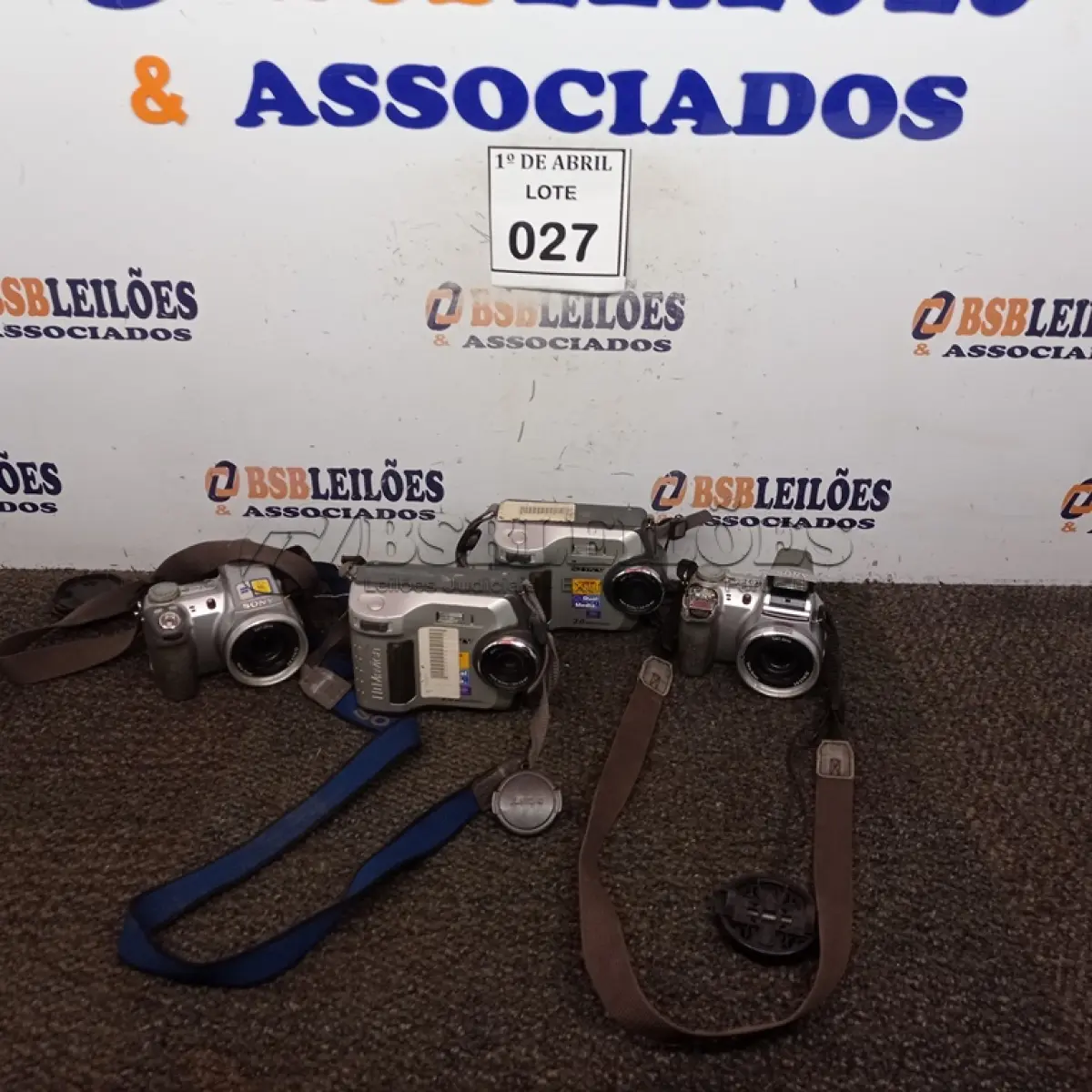 LOTE 027 - 04 CÂMERAS FOTOGRÁFICAS MARCA SONY. (NO ESTADO) ATENÇÃO! FAZER A VISITAÇÃO ANTES DE ARREMATAR, NÃO SABEMOS SE FUNCIONA. LEILÃO NÃO TEM GARANTIA E NEM DEVOLUÇÃO, SUJEITO A POSSÍVEIS AVARIAS VISÍVEIS/OCULTAS E/OU AUSÊNCIA DE COMPONENTES.
