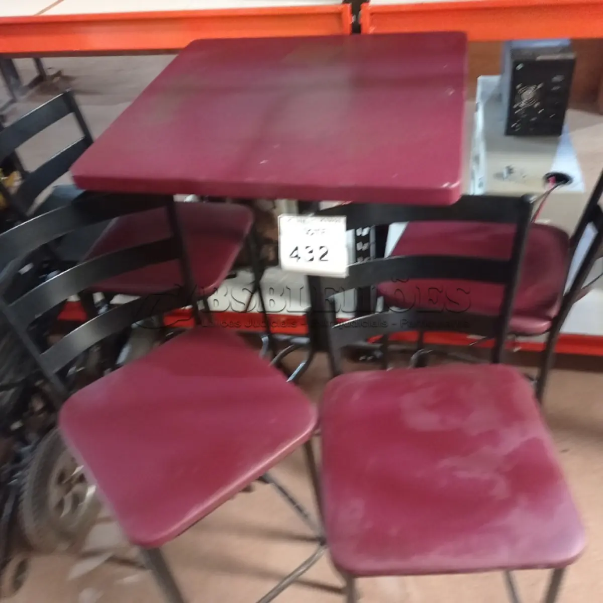 LOTE 432 - 01 MESA BISTRÔ QUADRADA COM 4 BANQUETAS ALTA. (NO ESTADO) ATENÇÃO! FAZER A VISITAÇÃO ANTES DE ARREMATAR, NÃO SABEMOS SE FUNCIONA. LEILÃO NÃO TEM GARANTIA E NEM DEVOLUÇÃO, SUJEITO A POSSÍVEIS AVARIAS VISÍVEIS/OCULTAS E/OU AUSÊNCIA DE COMPONENTES.