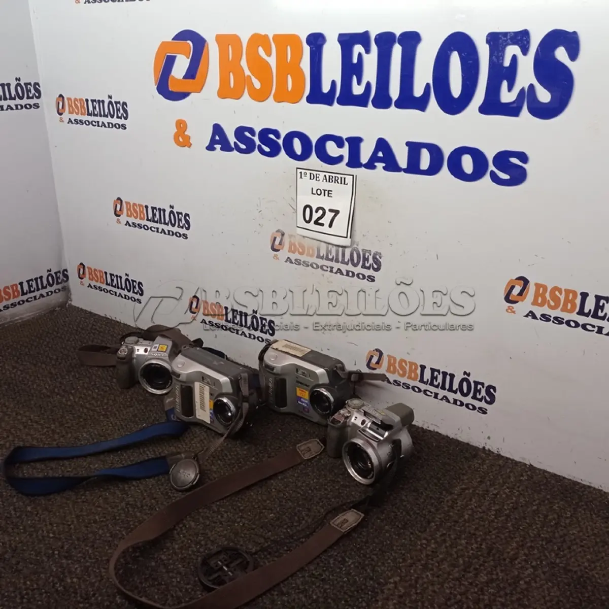LOTE 027 - 04 CÂMERAS FOTOGRÁFICAS MARCA SONY. (NO ESTADO) ATENÇÃO! FAZER A VISITAÇÃO ANTES DE ARREMATAR, NÃO SABEMOS SE FUNCIONA. LEILÃO NÃO TEM GARANTIA E NEM DEVOLUÇÃO, SUJEITO A POSSÍVEIS AVARIAS VISÍVEIS/OCULTAS E/OU AUSÊNCIA DE COMPONENTES.