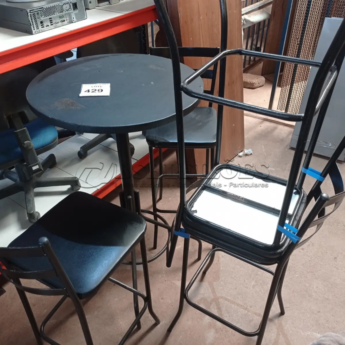 LOTE 429 - 01 MESA BISTRÔ REDONDA COM 4 BANQUETAS ALTA. (NO ESTADO) ATENÇÃO! FAZER A VISITAÇÃO ANTES DE ARREMATAR, NÃO SABEMOS SE FUNCIONA. LEILÃO NÃO TEM GARANTIA E NEM DEVOLUÇÃO, SUJEITO A POSSÍVEIS AVARIAS VISÍVEIS/OCULTAS E/OU AUSÊNCIA DE COMPONENTES.