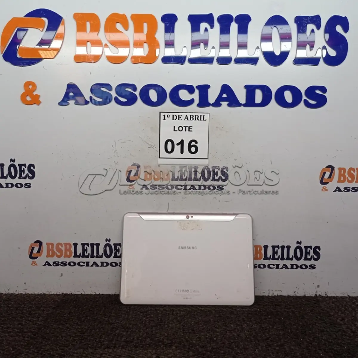 LOTE 016 - 01 TABLET SAMSUNG. (NO ESTADO) ATENÇÃO! FAZER A VISITAÇÃO ANTES DE ARREMATAR, NÃO SABEMOS SE FUNCIONA. LEILÃO NÃO TEM GARANTIA E NEM DEVOLUÇÃO, SUJEITO A POSSÍVEIS AVARIAS VISÍVEIS/OCULTAS E/OU AUSÊNCIA DE COMPONENTES.