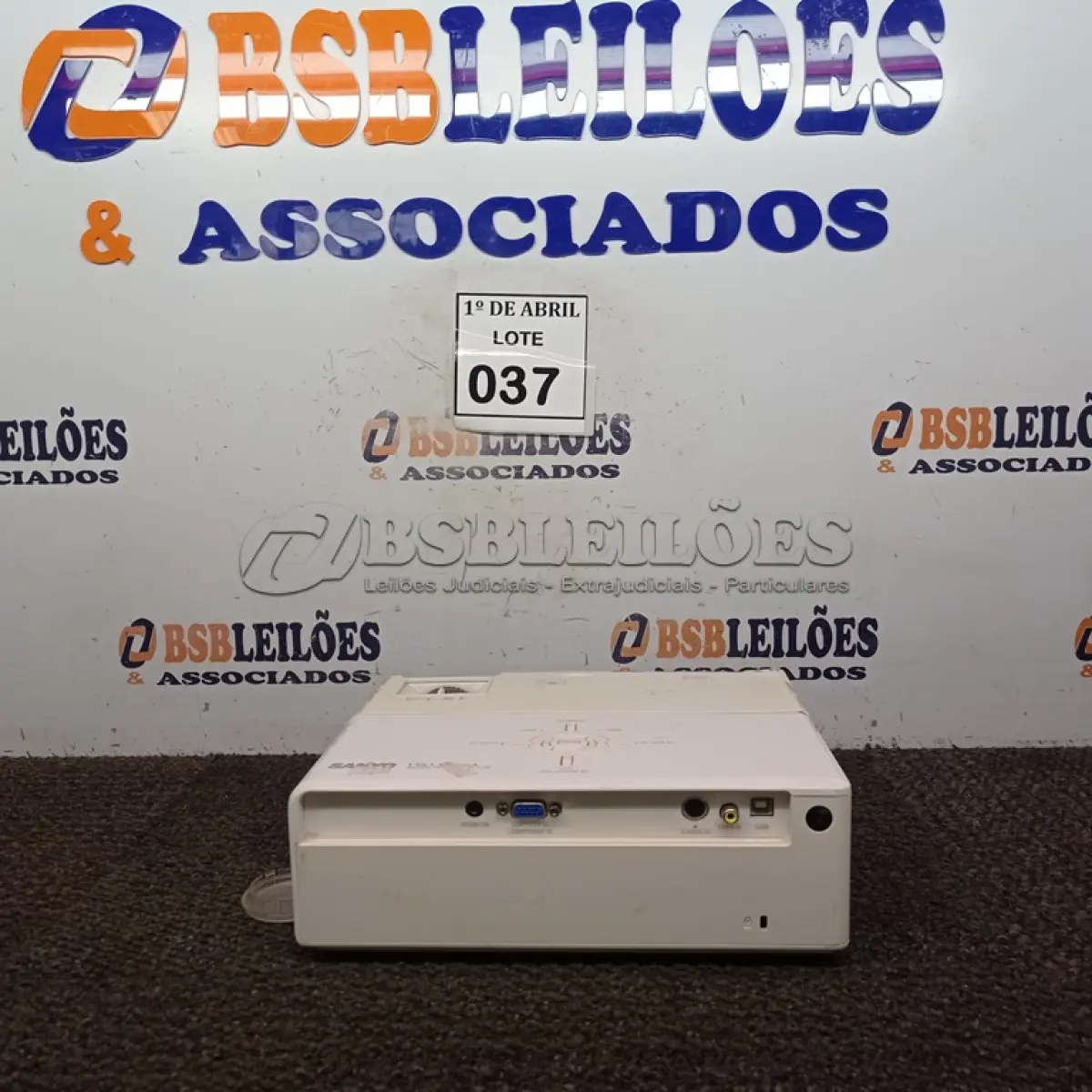 LOTE 037 - 01 PROJETOR MARCA SANYO. (NO ESTADO) ATENÇÃO! FAZER A VISITAÇÃO ANTES DE ARREMATAR, NÃO SABEMOS SE FUNCIONA. LEILÃO NÃO TEM GARANTIA E NEM DEVOLUÇÃO, SUJEITO A POSSÍVEIS AVARIAS VISÍVEIS/OCULTAS E/OU AUSÊNCIA DE COMPONENTES.