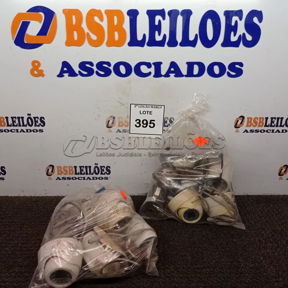 LOTE 395 - 01 LOTE COM VÁRIAS CÂMERAS DE SEGURANÇA MARCAS E MODELOS DIVERSOS. (NO ESTADO) ATENÇÃO! FAZER A VISITAÇÃO ANTES DE ARREMATAR, NÃO SABEMOS SE FUNCIONA. LEILÃO NÃO TEM GARANTIA E NEM DEVOLUÇÃO, SUJEITO A POSSÍVEIS AVARIAS VISÍVEIS/OCULTAS E/OU AUSÊNCIA DE COMPONENTES.