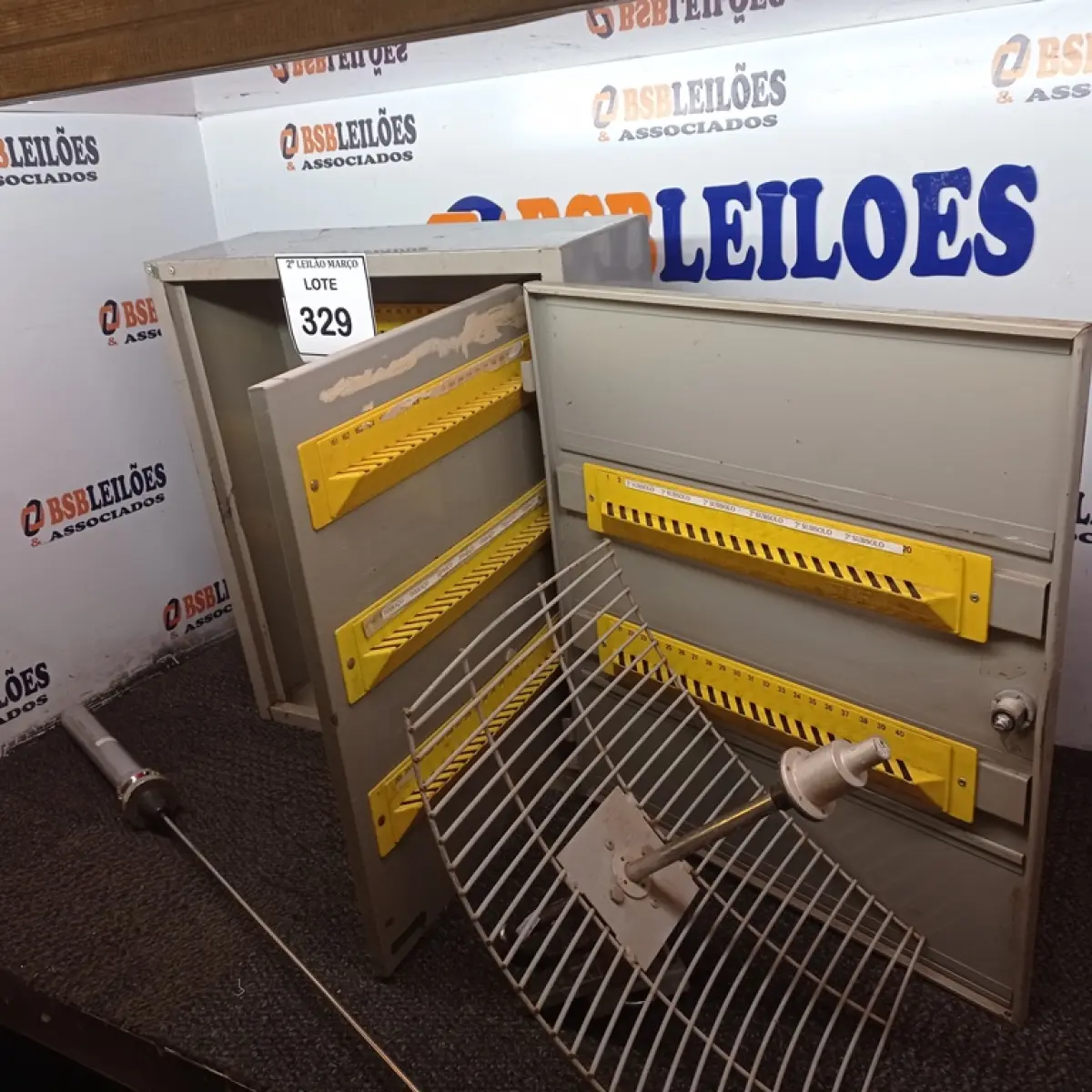LOTE 329