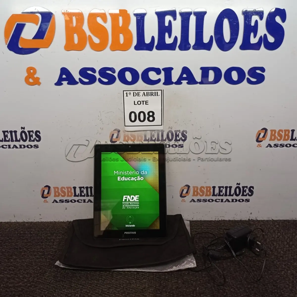 LOTE 008 - 01 TABLET POSITIVO COM BOLSA E CARREGADOR. (NO ESTADO) ATENÇÃO! FAZER A VISITAÇÃO ANTES DE ARREMATAR, NÃO SABEMOS SE FUNCIONA. LEILÃO NÃO TEM GARANTIA E NEM DEVOLUÇÃO, SUJEITO A POSSÍVEIS AVARIAS VISÍVEIS/OCULTAS E/OU AUSÊNCIA DE COMPONENTES.