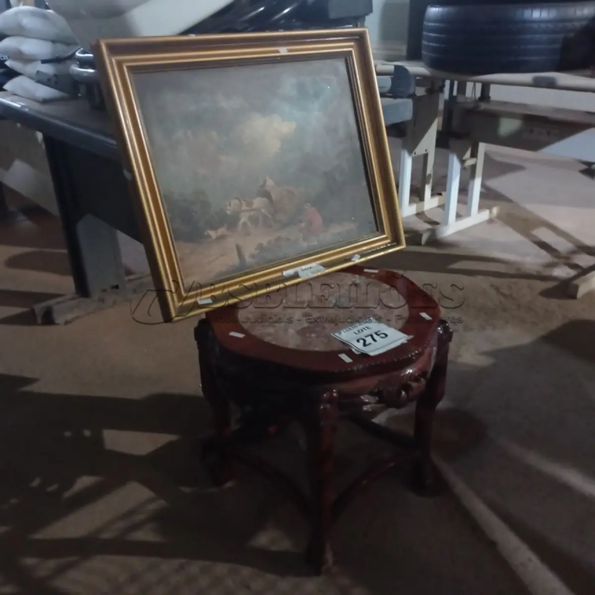 LOTE 275 - 01 MESA DE CENTRO EM MADEIRA TRABALHADA E 01 QUADRO PARA DECORAÇÃO. (NO ESTADO) ATENÇÃO! FAZER A VISITAÇÃO ANTES DE ARREMATAR, NÃO SABEMOS SE FUNCIONA. LEILÃO NÃO TEM GARANTIA E NEM DEVOLUÇÃO, SUJEITO A POSSÍVEIS AVARIAS VISÍVEIS/OCULTAS E/OU AUSÊNCIA DE COMPONENTES.