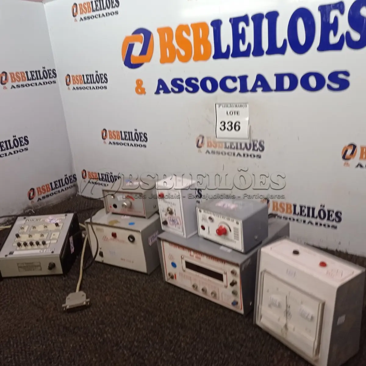 LOTE 336 - 01 LOTE COM VOLTÍMETROS, FONTE DE ALIMENTAÇÃO E CAIXA DE SKINNER. (NO ESTADO) ATENÇÃO! FAZER A VISITAÇÃO ANTES DE ARREMATAR, NÃO SABEMOS SE FUNCIONA. LEILÃO NÃO TEM GARANTIA E NEM DEVOLUÇÃO, SUJEITO A POSSÍVEIS AVARIAS VISÍVEIS/OCULTAS E/OU AUSÊNCIA DE COMPONENTES.