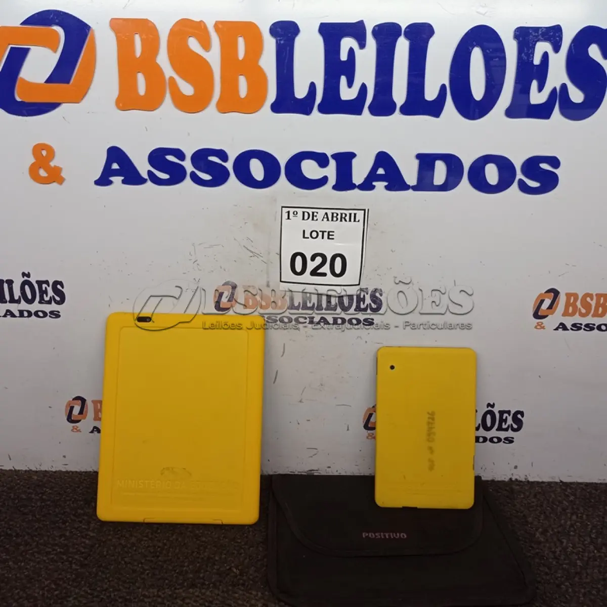 LOTE 020 - 02 TABLET’S POSITIVO. (NO ESTADO) ATENÇÃO! FAZER A VISITAÇÃO ANTES DE ARREMATAR, NÃO SABEMOS SE FUNCIONA. LEILÃO NÃO TEM GARANTIA E NEM DEVOLUÇÃO, SUJEITO A POSSÍVEIS AVARIAS VISÍVEIS/OCULTAS E/OU AUSÊNCIA DE COMPONENTES.