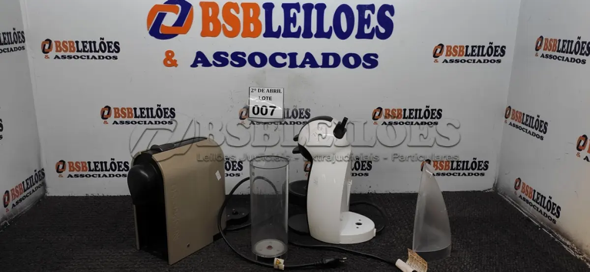 LOTE 007 - 02 CAFETEIRAS. (NO ESTADO) ATENÇÃO! FAZER A VISITAÇÃO ANTES DE ARREMATAR, NÃO SABEMOS SE FUNCIONA. LEILÃO NÃO TEM GARANTIA E NEM DEVOLUÇÃO, SUJEITO A POSSÍVEIS AVARIAS VISÍVEIS/OCULTAS E/OU AUSÊNCIA DE COMPONENTES.