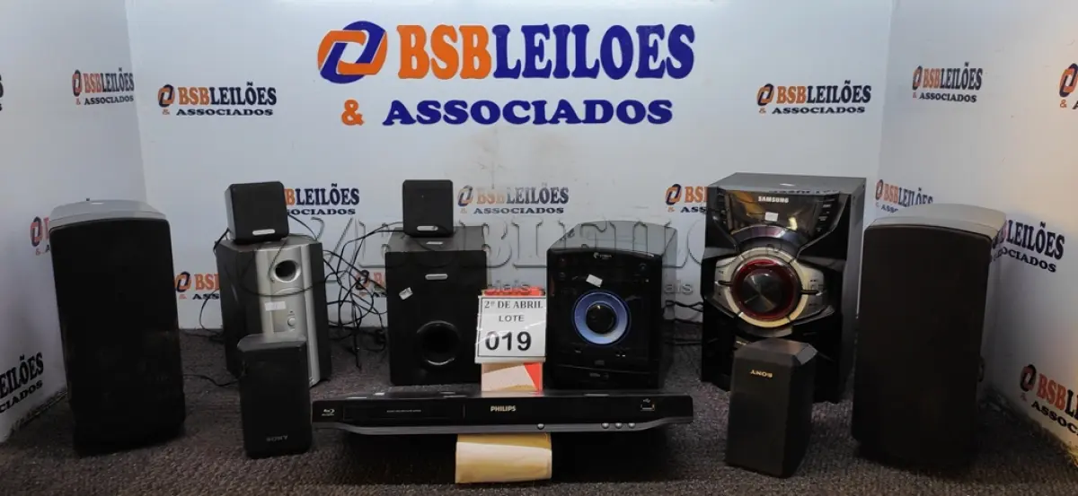 LOTE 019 - 01 DVD PHILIPS, 02 SONS DIVERSOS E DIVERSAS CAIXAS DE SOM. (NO ESTADO) ATENÇÃO! FAZER A VISITAÇÃO ANTES DE ARREMATAR, NÃO SABEMOS SE FUNCIONA. LEILÃO NÃO TEM GARANTIA E NEM DEVOLUÇÃO, SUJEITO A POSSÍVEIS AVARIAS VISÍVEIS/OCULTAS E/OU AUSÊNCIA DE COMPONENTES.