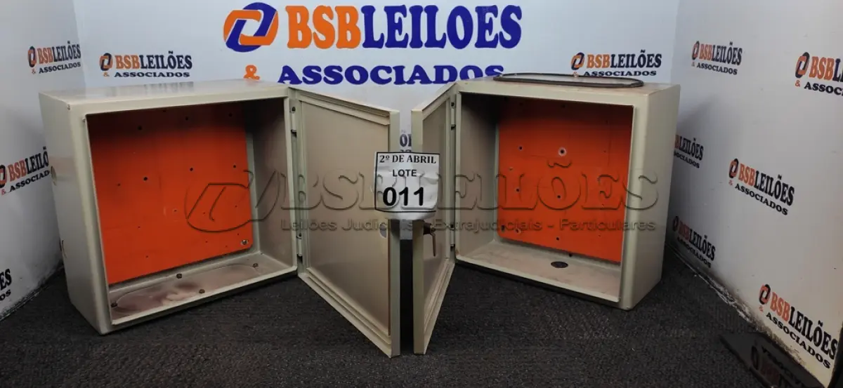 LOTE 011 - 02 QUADROS ELÉTRICOS. (NO ESTADO) ATENÇÃO! FAZER A VISITAÇÃO ANTES DE ARREMATAR, NÃO SABEMOS SE FUNCIONA. LEILÃO NÃO TEM GARANTIA E NEM DEVOLUÇÃO, SUJEITO A POSSÍVEIS AVARIAS VISÍVEIS/OCULTAS E/OU AUSÊNCIA DE COMPONENTES.