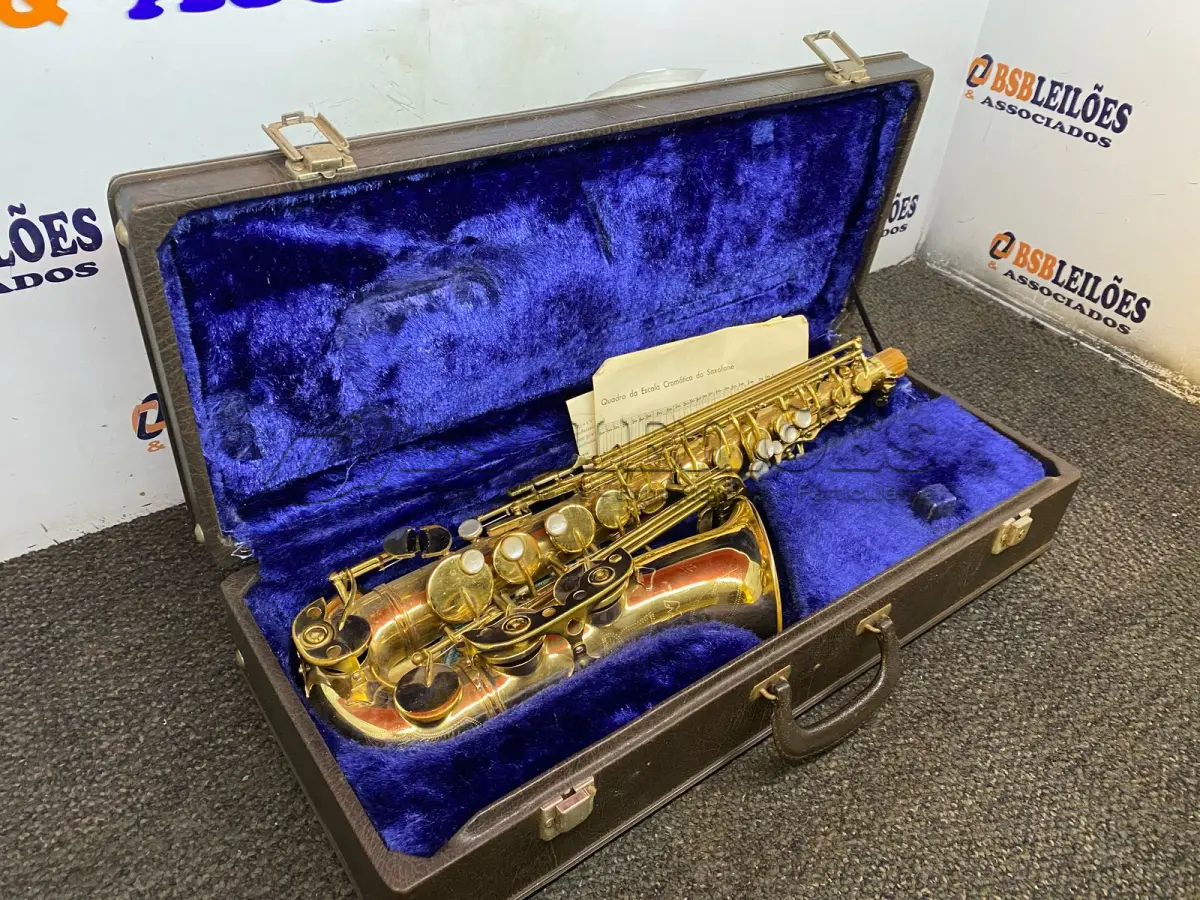 LOTE 328 - 01 SAXOFONE COM MALETA. (NO ESTADO) ATENÇÃO! FAZER A VISITAÇÃO ANTES DE ARREMATAR, NÃO SABEMOS SE FUNCIONA. LEILÃO NÃO TEM GARANTIA E NEM DEVOLUÇÃO, SUJEITO A POSSÍVEIS AVARIAS VISÍVEIS/OCULTAS E/OU AUSÊNCIA DE COMPONENTES.