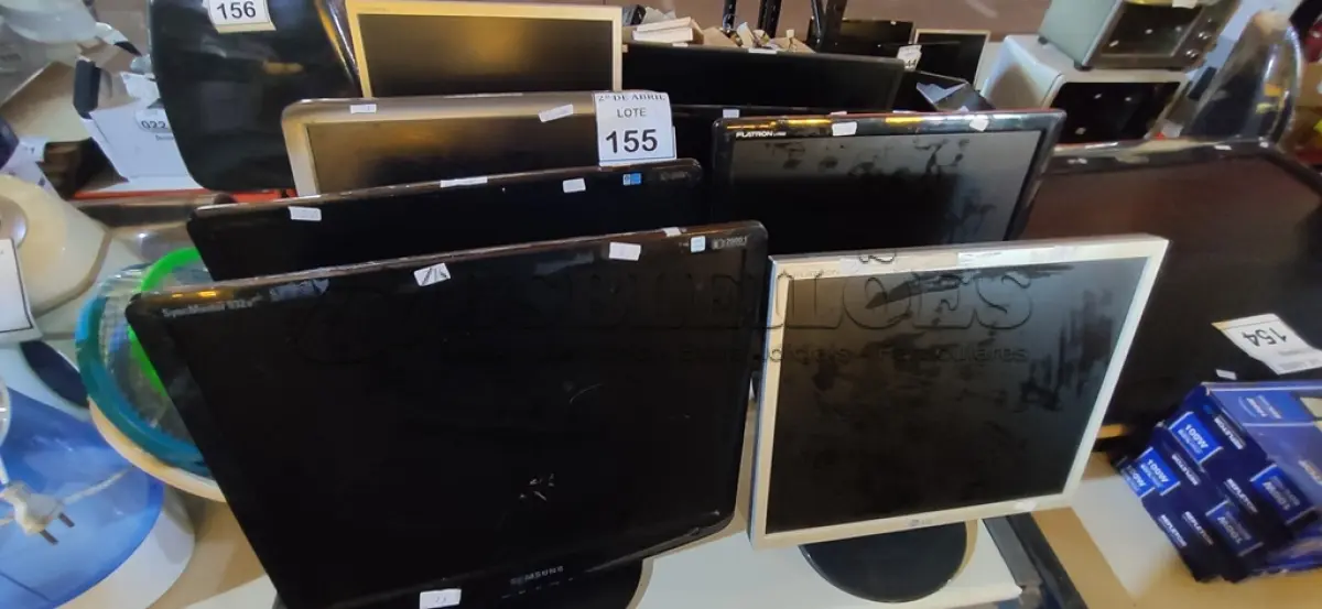 LOTE 155 - 08 MONITORES DIVERSOS. (NO ESTADO) ATENÇÃO! FAZER A VISITAÇÃO ANTES DE ARREMATAR, NÃO SABEMOS SE FUNCIONA. LEILÃO NÃO TEM GARANTIA E NEM DEVOLUÇÃO, SUJEITO A POSSÍVEIS AVARIAS VISÍVEIS/OCULTAS E/OU AUSÊNCIA DE COMPONENTES.