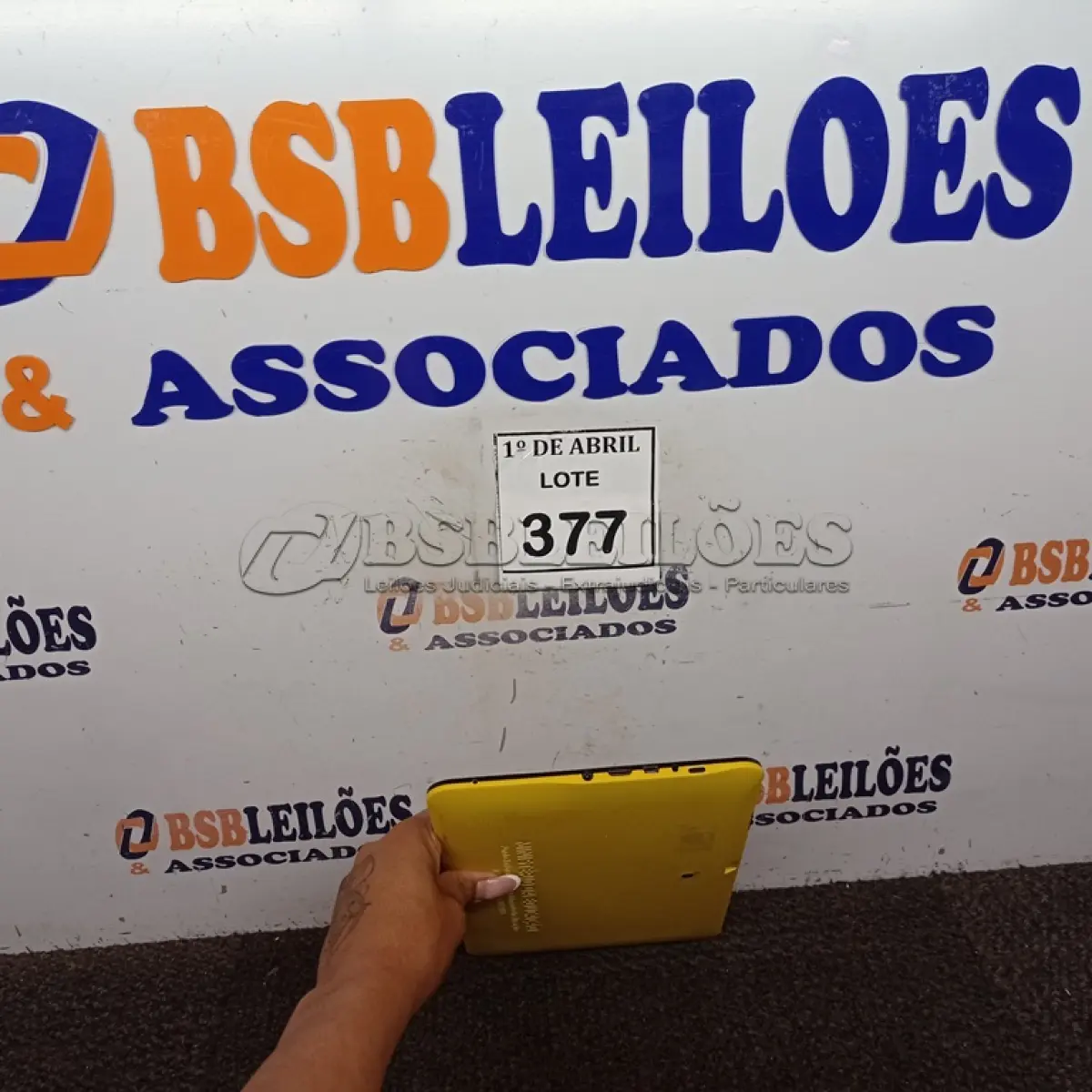 LOTE 377 - 01 TABLET POSITIVO.  (NO ESTADO) ATENÇÃO! FAZER A VISITAÇÃO ANTES DE ARREMATAR, NÃO SABEMOS SE FUNCIONA. LEILÃO NÃO TEM GARANTIA E NEM DEVOLUÇÃO, SUJEITO A POSSÍVEIS AVARIAS VISÍVEIS/OCULTAS E/OU AUSÊNCIA DE COMPONENTES.