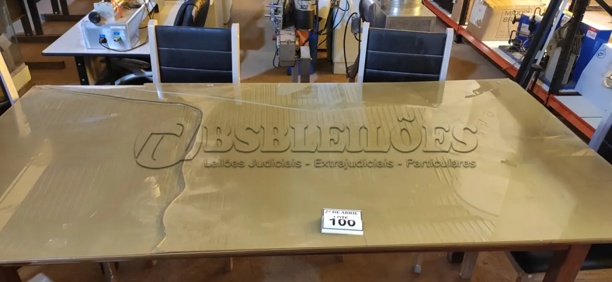 LOTE 100 - 01 MESA DE JANTAR EM MADEIRA COM TAMPO EM VIDRO (QUEBRADO) COM 06 CADEIRAS ESTOFADAS. (NO ESTADO) ATENÇÃO! FAZER A VISITAÇÃO ANTES DE ARREMATAR, NÃO SABEMOS SE FUNCIONA. LEILÃO NÃO TEM GARANTIA E NEM DEVOLUÇÃO, SUJEITO A POSSÍVEIS AVARIAS VISÍVEIS/OCULTAS E/OU AUSÊNCIA DE COMPONENTES.