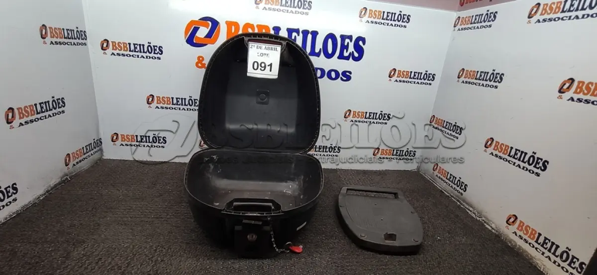 LOTE 091 - 01 BAÚ PARA MOTO MARCA GIVI. (NO ESTADO) ATENÇÃO! FAZER A VISITAÇÃO ANTES DE ARREMATAR, NÃO SABEMOS SE FUNCIONA. LEILÃO NÃO TEM GARANTIA E NEM DEVOLUÇÃO, SUJEITO A POSSÍVEIS AVARIAS VISÍVEIS/OCULTAS E/OU AUSÊNCIA DE COMPONENTES.
