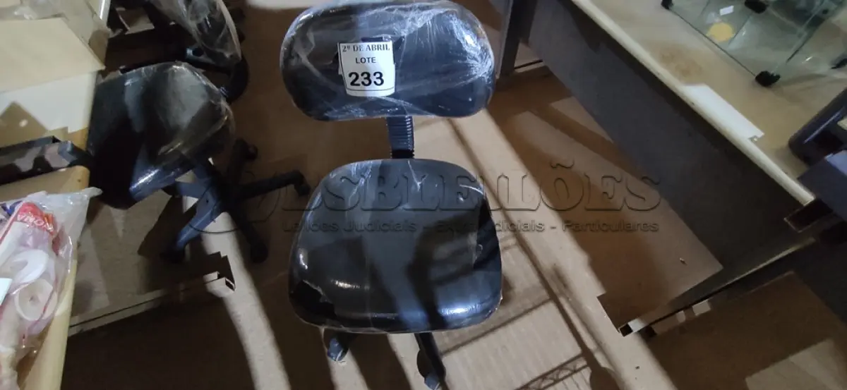 LOTE 233 - 01 CADEIRA PARA ESCRITÓRIO. (NO ESTADO) ATENÇÃO! FAZER A VISITAÇÃO ANTES DE ARREMATAR, NÃO SABEMOS SE FUNCIONA. LEILÃO NÃO TEM GARANTIA E NEM DEVOLUÇÃO, SUJEITO A POSSÍVEIS AVARIAS VISÍVEIS/OCULTAS E/OU AUSÊNCIA DE COMPONENTES.