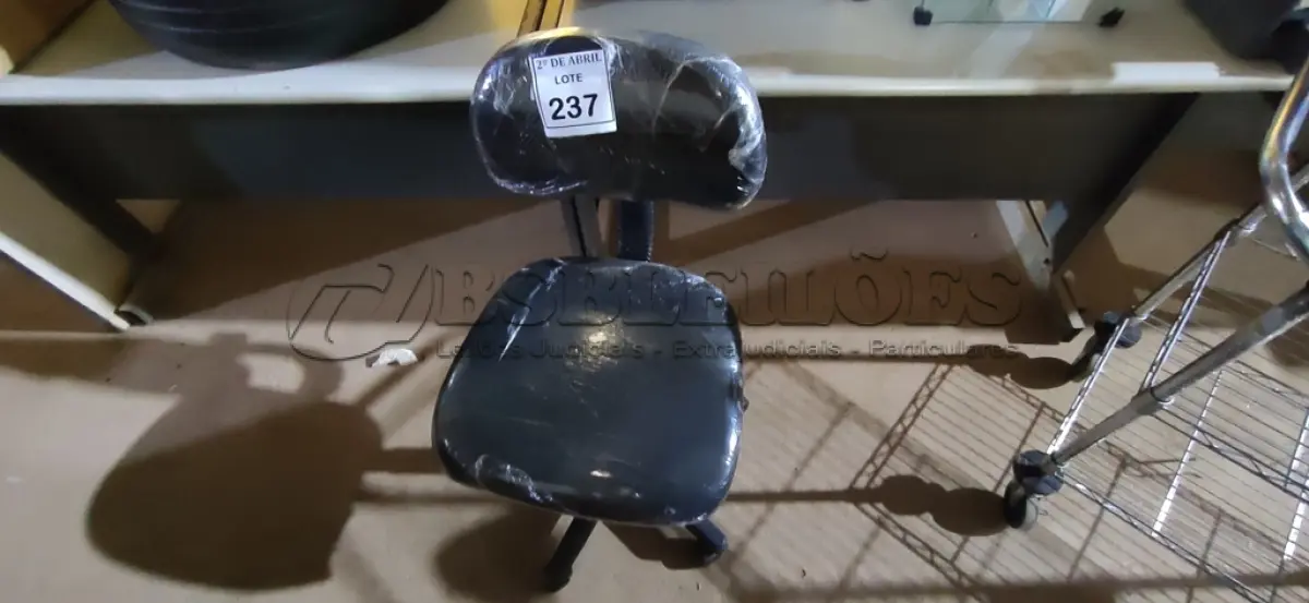 LOTE 237 - 01 CADEIRA PARA ESCRITÓRIO. (NO ESTADO) ATENÇÃO! FAZER A VISITAÇÃO ANTES DE ARREMATAR, NÃO SABEMOS SE FUNCIONA. LEILÃO NÃO TEM GARANTIA E NEM DEVOLUÇÃO, SUJEITO A POSSÍVEIS AVARIAS VISÍVEIS/OCULTAS E/OU AUSÊNCIA DE COMPONENTES.