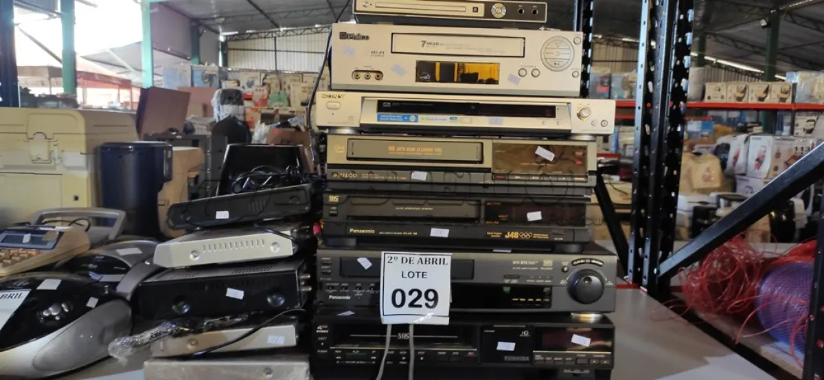 LOTE 029 - 01 LOTE COM DIVERSOS VHS E DVD DIVERSOS. (NO ESTADO) ATENÇÃO! FAZER A VISITAÇÃO ANTES DE ARREMATAR, NÃO SABEMOS SE FUNCIONA. LEILÃO NÃO TEM GARANTIA E NEM DEVOLUÇÃO, SUJEITO A POSSÍVEIS AVARIAS VISÍVEIS/OCULTAS E/OU AUSÊNCIA DE COMPONENTES.