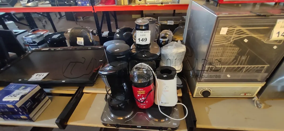 LOTE 149 - 01 LOTE COM CAFETEIRA, BATEDEIRA, MULTI PROCESSADOR, PIPOQUEIRA E LIQUIDIFICADOR. (NO ESTADO) ATENÇÃO! FAZER A VISITAÇÃO ANTES DE ARREMATAR, NÃO SABEMOS SE FUNCIONA. LEILÃO NÃO TEM GARANTIA E NEM DEVOLUÇÃO, SUJEITO A POSSÍVEIS AVARIAS VISÍVEIS/OCULTAS E/OU AUSÊNCIA DE COMPONENTES.