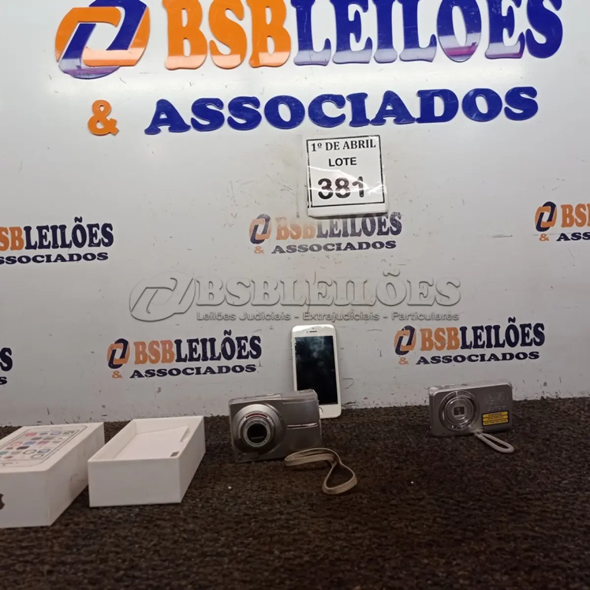 LOTE 381 - 01 CÂMERA DIGITAI SONY, 01 CÂMERA DIGITAL KODAK E 01 APARELHO CELULAR IPHONE 5 MODELOS A1457.  (NO ESTADO) ATENÇÃO! FAZER A VISITAÇÃO ANTES DE ARREMATAR, NÃO SABEMOS SE FUNCIONA. LEILÃO NÃO TEM GARANTIA E NEM DEVOLUÇÃO, SUJEITO A POSSÍVEIS AVARIAS VISÍVEIS/OCULTAS E/OU AUSÊNCIA DE COMPONENTES.