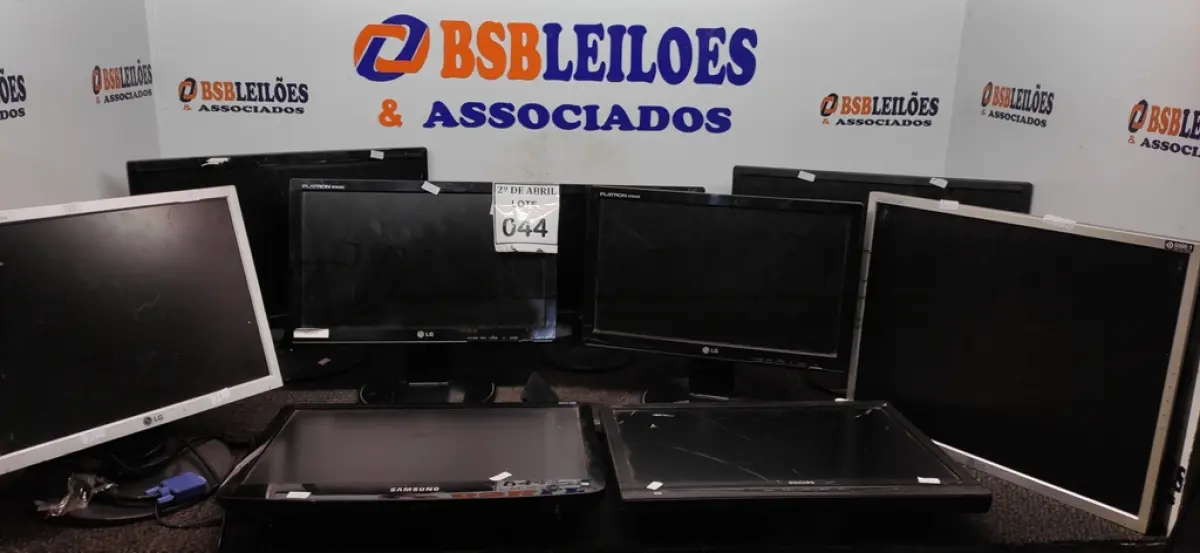 LOTE 044 - 09 MONITORES DIVERSOS MODELOS. (NO ESTADO) ATENÇÃO! FAZER A VISITAÇÃO ANTES DE ARREMATAR, NÃO SABEMOS SE FUNCIONA. LEILÃO NÃO TEM GARANTIA E NEM DEVOLUÇÃO, SUJEITO A POSSÍVEIS AVARIAS VISÍVEIS/OCULTAS E/OU AUSÊNCIA DE COMPONENTES.