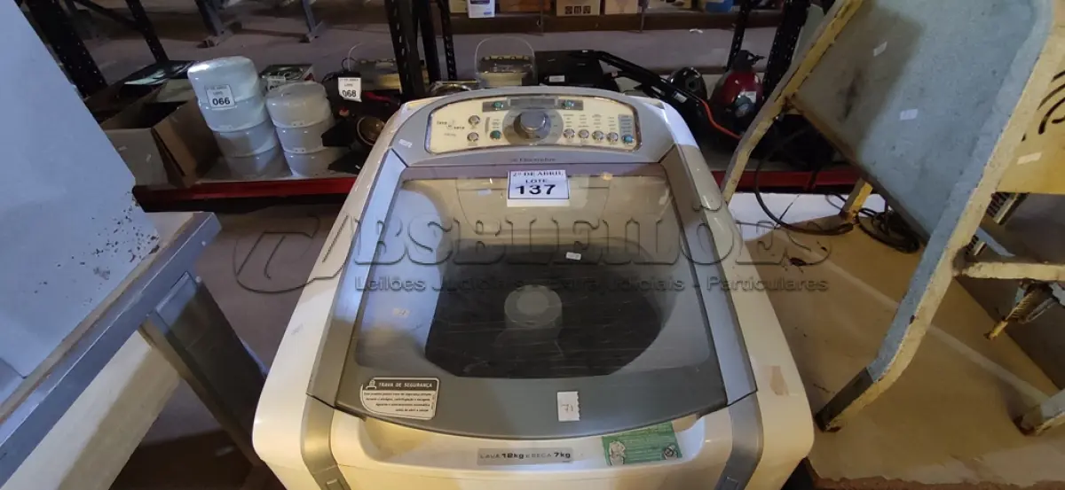 LOTE 137 - 01 MÁQUINA DE LAVAR ROUPAS ELECTROLUX 12KG. 127VOLTS (NO ESTADO) ATENÇÃO! FAZER A VISITAÇÃO ANTES DE ARREMATAR, NÃO SABEMOS SE FUNCIONA. LEILÃO NÃO TEM GARANTIA E NEM DEVOLUÇÃO, SUJEITO A POSSÍVEIS AVARIAS VISÍVEIS/OCULTAS E/OU AUSÊNCIA DE COMPONENTES.