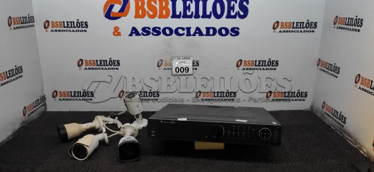 LOTE 009 - 01 DVR 32 CANAIS TEC VOZ COM 04 CÂMERAS DIVERSAS. (NO ESTADO) ATENÇÃO! FAZER A VISITAÇÃO ANTES DE ARREMATAR, NÃO SABEMOS SE FUNCIONA. LEILÃO NÃO TEM GARANTIA E NEM DEVOLUÇÃO, SUJEITO A POSSÍVEIS AVARIAS VISÍVEIS/OCULTAS E/OU AUSÊNCIA DE COMPONENTES.