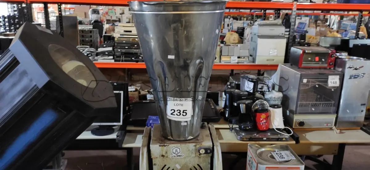 LOTE 235 - 01 LIQUIDIFICADOR INDUSTRIAL. (NO ESTADO) ATENÇÃO! FAZER A VISITAÇÃO ANTES DE ARREMATAR, NÃO SABEMOS SE FUNCIONA. LEILÃO NÃO TEM GARANTIA E NEM DEVOLUÇÃO, SUJEITO A POSSÍVEIS AVARIAS VISÍVEIS/OCULTAS E/OU AUSÊNCIA DE COMPONENTES.