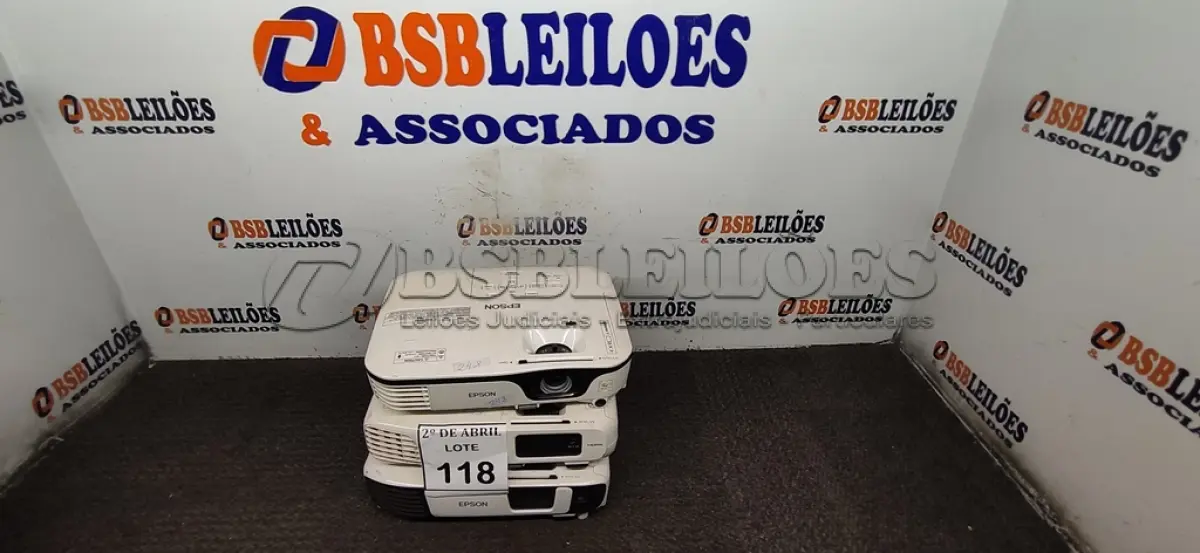 LOTE 118 - 03 PROJETORES EPSON. (NO ESTADO) ATENÇÃO! FAZER A VISITAÇÃO ANTES DE ARREMATAR, NÃO SABEMOS SE FUNCIONA. LEILÃO NÃO TEM GARANTIA E NEM DEVOLUÇÃO, SUJEITO A POSSÍVEIS AVARIAS VISÍVEIS/OCULTAS E/OU AUSÊNCIA DE COMPONENTES.