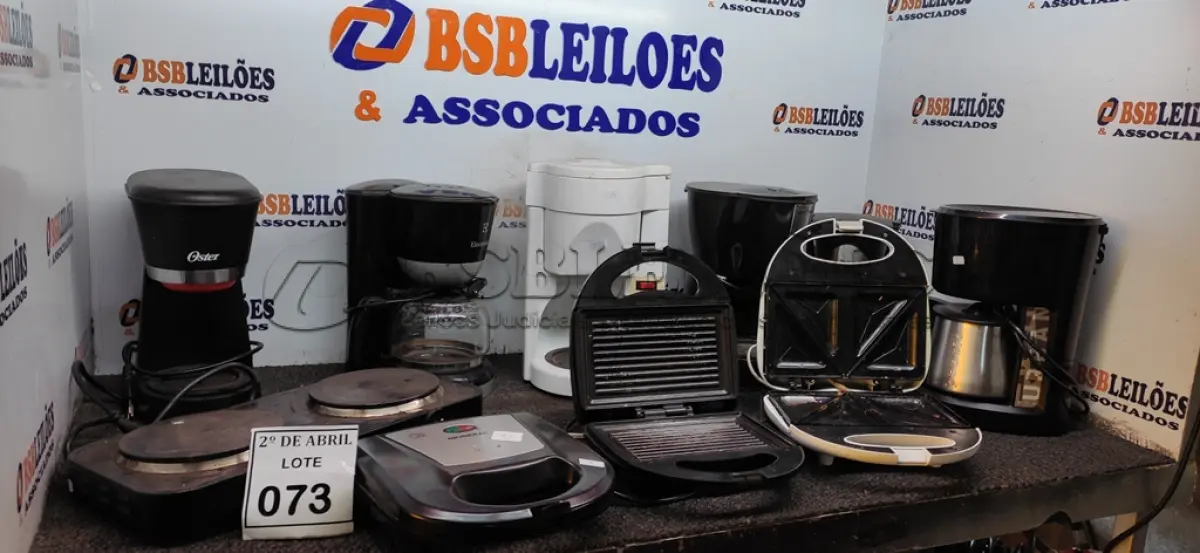 LOTE 073 - 01 LOTE COM CAFETEIRAS, SANDUICHEIRAS E FOGÃO ELÉTRICO. (NO ESTADO) ATENÇÃO! FAZER A VISITAÇÃO ANTES DE ARREMATAR, NÃO SABEMOS SE FUNCIONA. LEILÃO NÃO TEM GARANTIA E NEM DEVOLUÇÃO, SUJEITO A POSSÍVEIS AVARIAS VISÍVEIS/OCULTAS E/OU AUSÊNCIA DE COMPONENTES.